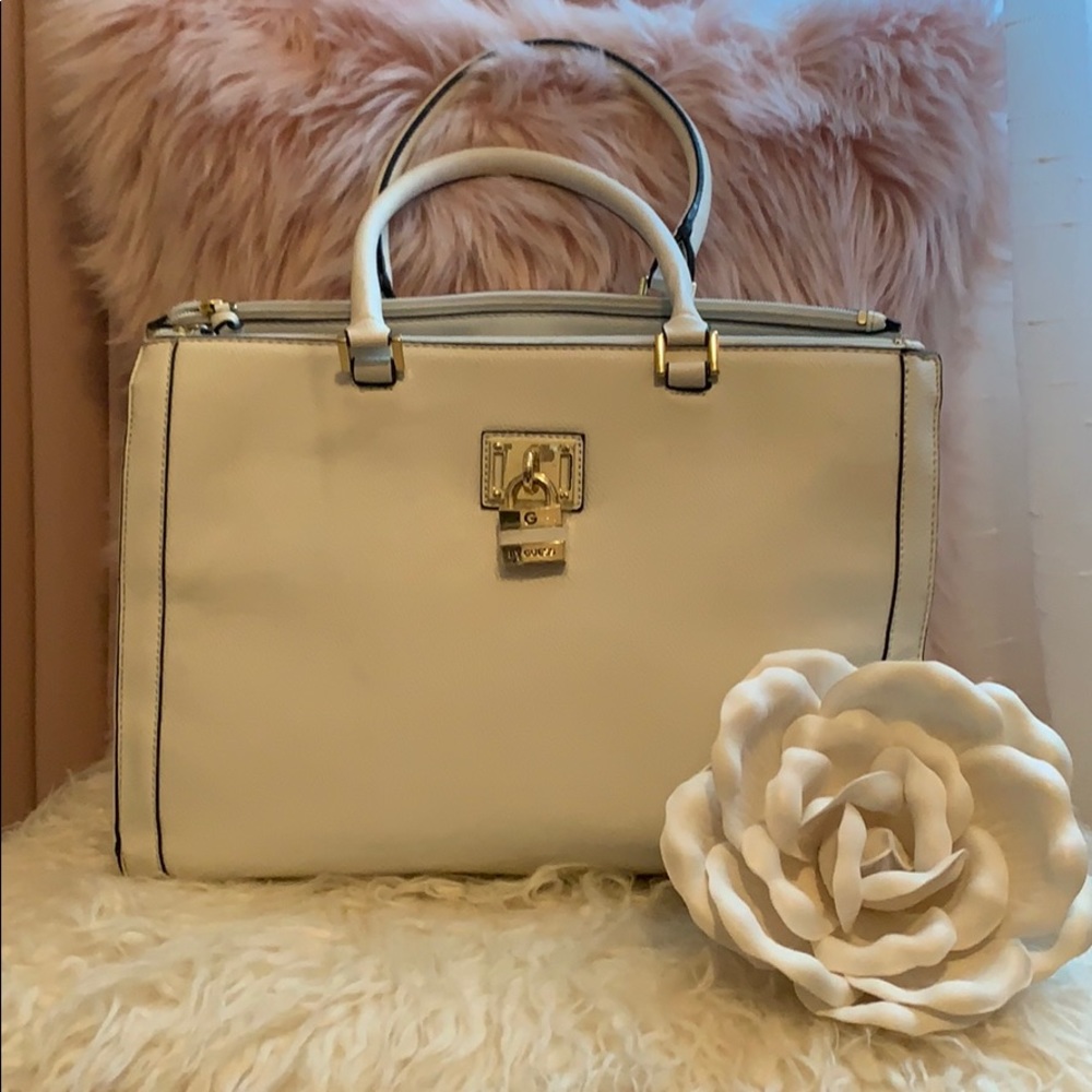 🤍White Guess Handbag🤍